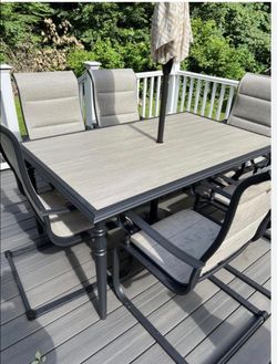BRAND NEW PATIO DINING SET WITH UMBRELLA INCLUIDED