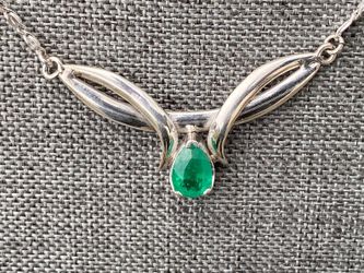 Colombian teardrop shape emerald pendant , silver 925, real natural emerald, Carats 1.8