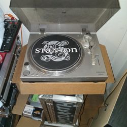 Stanton STR8-30 Direct Drive Turntable Record Player