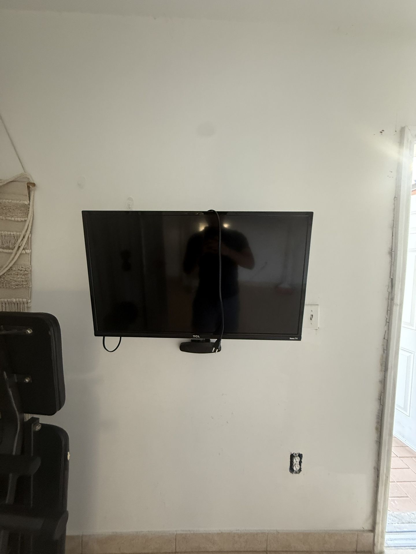 Roku TCL Flat Screen 32inch