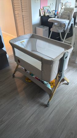 Family Point Mom’s Choice Baby Bassinet