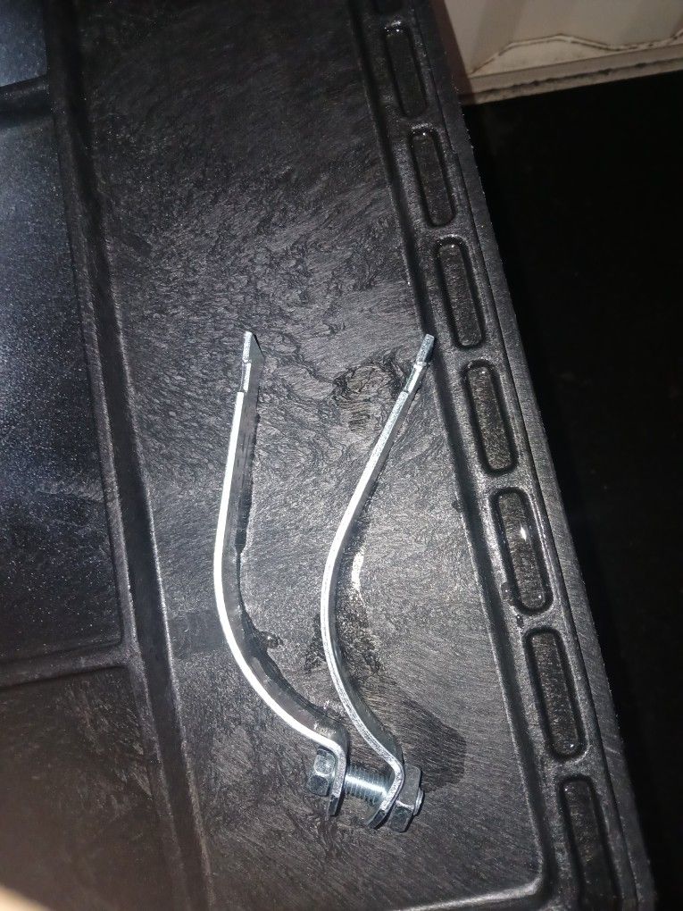 UNISTRUT P1121 Pipe Clamp 4in.