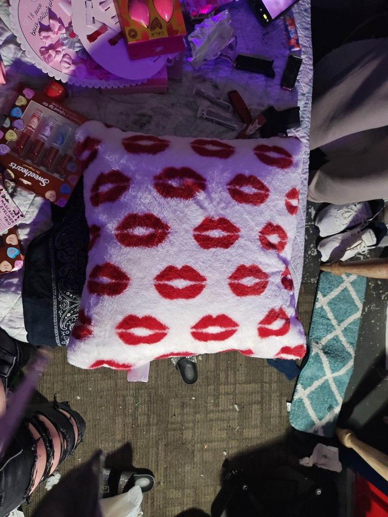 Kiss Pillow