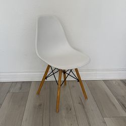 White Chair, Natural Wood Legs