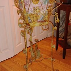 3' Wrought Iron Plant Holder W Pot