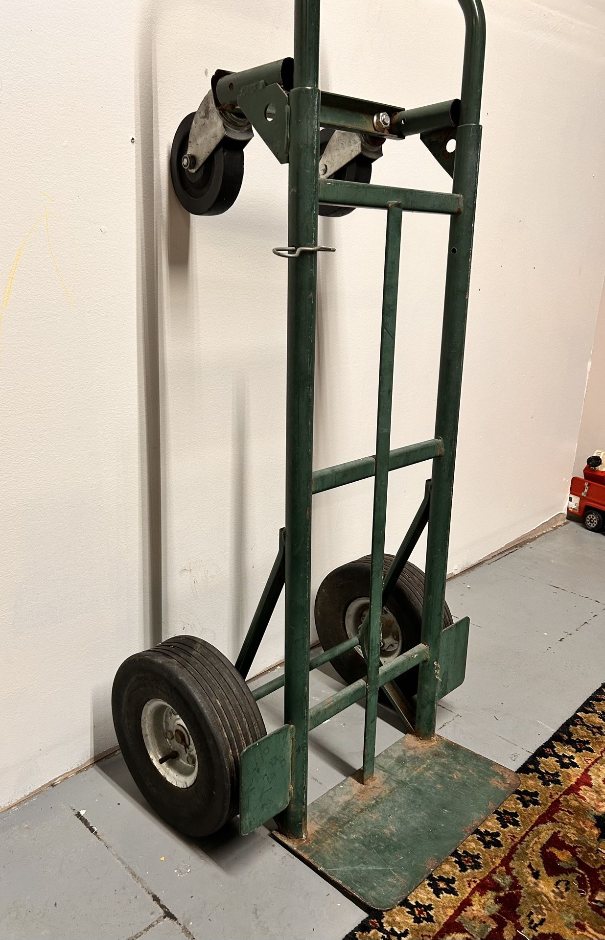 Hand truck / Dolly The tires are flat and the details can be seen in the photos.