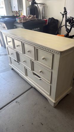 Simmons Kids Solid Wood 9-Drawer Dresser – Excellent Condition
