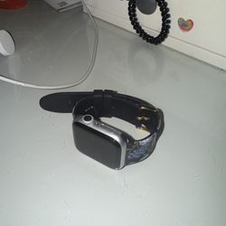  Apple Watch Series 5 – 40mm (Model A2092) w/ Floral Band & Charger – Great Condition