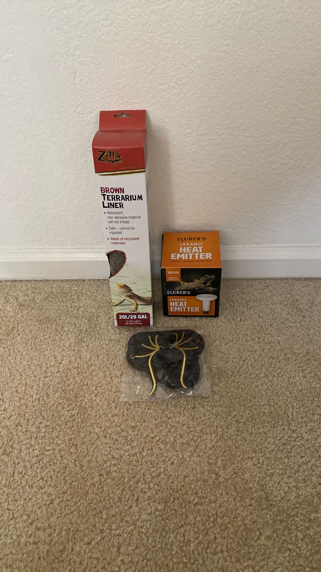 terrarium liner + 100 w ceramic heat emitter + reptile wings leash