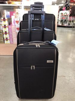 4 pice luggage set includes x-large size luggage 32"x 19.5"x10.7, large size 28"x17.5, medium size 24"x15.5"x8.5 and carry on size 20"x14"10. Light w