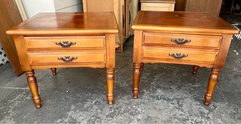 Pair of vintage solid wood side tables!! L23xD23xH21”