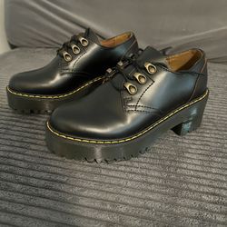 DR MARTENS Leona Lo Vintage Smooth Leather Lug Sole Platform Heeled Shoe Black Size 5. Like new condition.