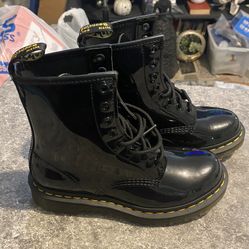 Womens,  Dr Martens Glossy Black Lace Up, Mid Combat Boots Size 6 , Nice & New !