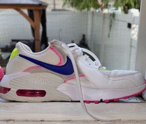 Nike Women Air Max 9.5  Valued Over $100