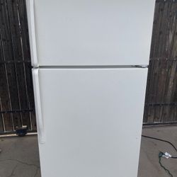 AMANA 2 Door Top Freezer Bottom Fridge 