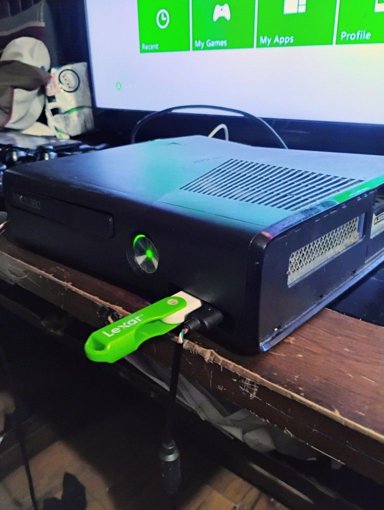 NO TRADES  Xbox 360 With Kinect Sensor, Controller And Skate 3