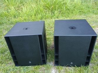 Speakers 18 inch 1200 watts Mackie Thumps speakers with speaker stands