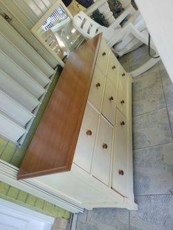 DRESSER LIKE NEW. ( 63×19 MEASUREMENT