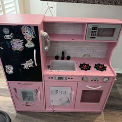 FREE Kids Kitchen Set 