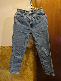 ZARA Women’s High-Waisted Mom Jeans – Size 4 (Used Like New)