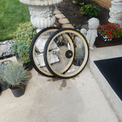 26" by 1.95 kinda tires End rims