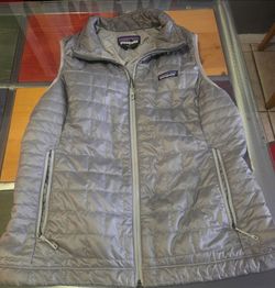 Patagonia Women's Gray Quilted Vest Large GREAT GREAT DEAL !!