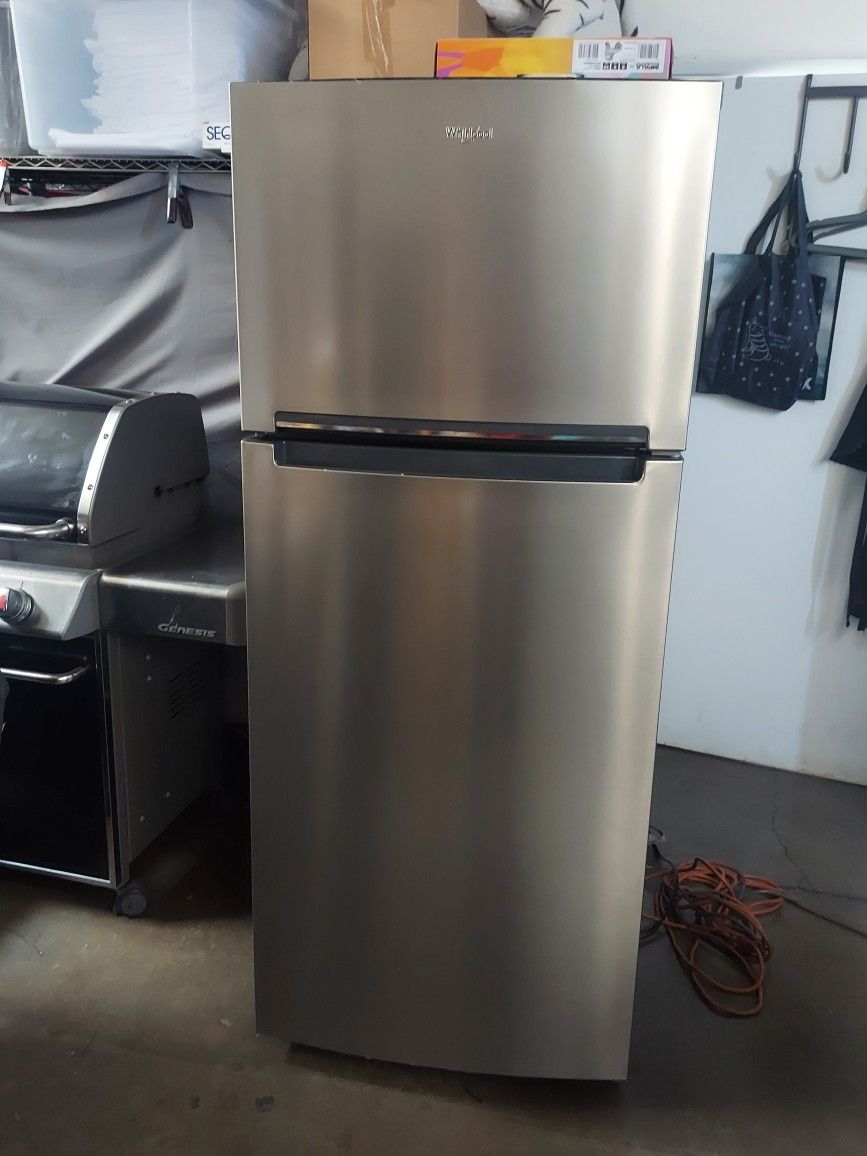 Refrigerator Whirlpool Like New Works Perfect Excelen Condition..you Can See Cable Conection..ready To Go.Refrigerador Casi Nueva Trabaja Muy Bien..