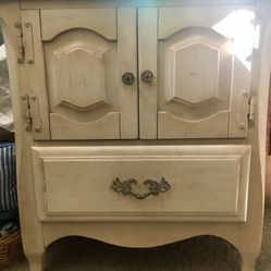 Antique white night stand. Measures as: 2’ width, 16” depth, 2’ 1” height’