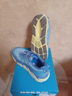 Womens sz 8 Hoko One One