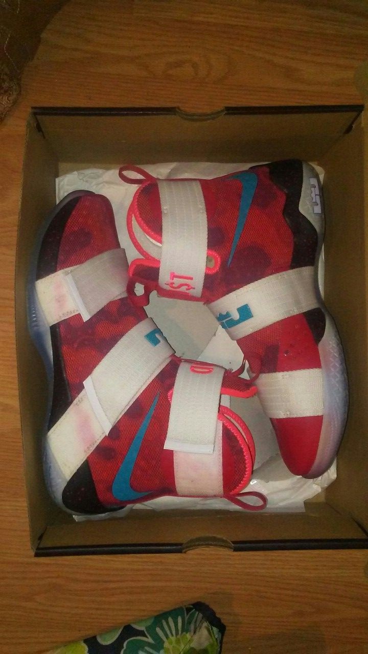 Nike Air LeBron James Soldier 10 size custom made Nike ID of