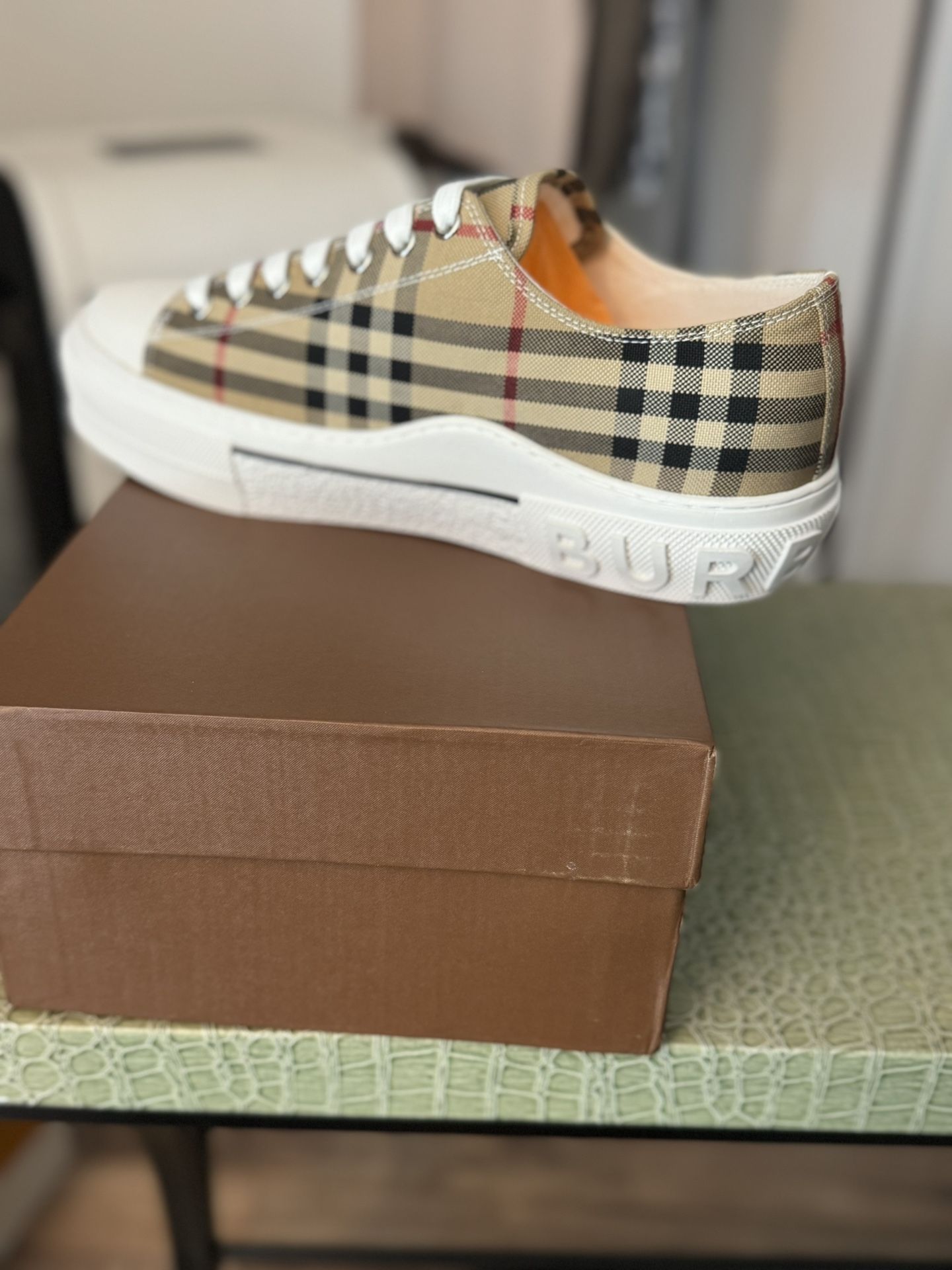 Burberry Converse Lowtop Size 44 & 45