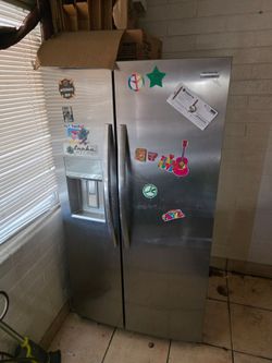 Fridgidaire French Door Refrigerator Like New!! Icemaker! Must go today! Must arrange removal and transport.