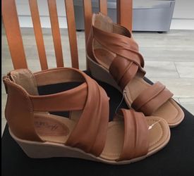NWT~EUROSOFT by Sofft~Ginnifer~Size 9 1/2~Brown Zipper Strappy Wedge~2 1/4 heel Sandals~Faux Leather~