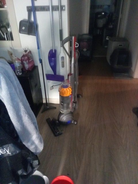 Dyson 40 DC Vacuum Pre-Owned