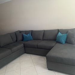 Living Spaces 6-Seater Sectional