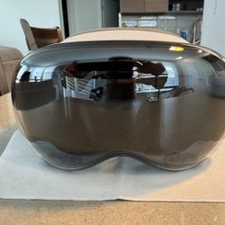 Apple Vision Pro VR Headset 1TB w/ Light Seal-33W/Solo Knit Band-S - Excellent
