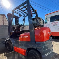 TOYOTA forklift 5,000 Lb LIKE NEW