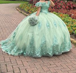 Selling my QUINCE DRESS WITH MY RAMO