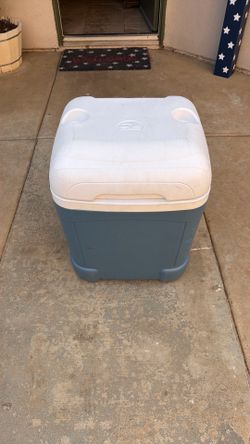 Used Igloo Ice Chest. No Deliveries