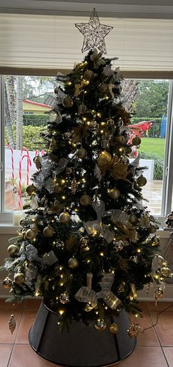 Like new 6.5 feet Christmas Tree In Box