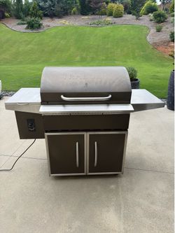 Traeger pellet smoker 32” wide