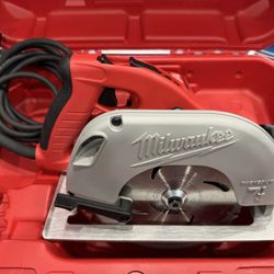 Milwaukee Circular Saw 