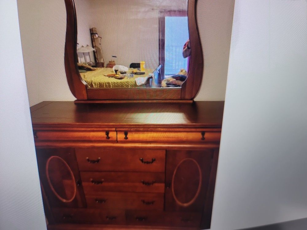 Dresser With Mirror