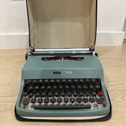 Olivetti Lettera 32 Manual Typewriter w/ Case - Teal - QWERTY - Vintage