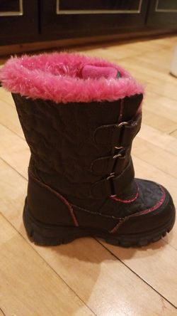 Carters Size 8 Snow Boots