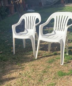 White Chairs With Arm Rest