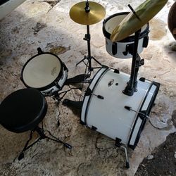 Like New Kids Junior Size Drum Set In Excellent Condition 