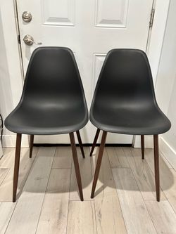 2 plastic black and brown color