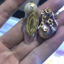 Baroque pearl pendant