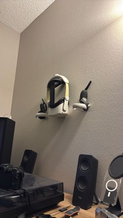 Oculus Meta Quest 2 (with Controllers And Quest Link)